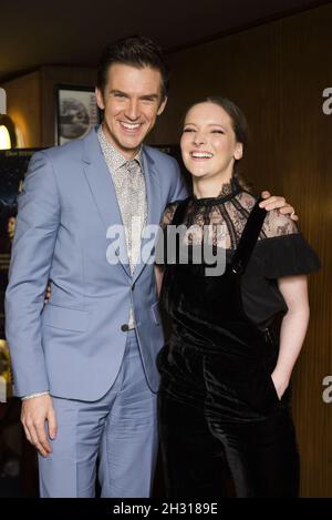 Dan Stevens und Morfydd Clark nehmen an der britischen Premiere des Mannes, der Weihnachten erfunden hat, auf dem Curzon Mayfair in London Teil. Bilddatum: Donnerstag, 23. November 2017. Bildnachweis sollte lauten: David Jensen/EMPICS Entertainment Stockfoto