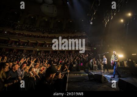 Die Courteeners auf der Bühne während der jährlichen Konzertreihe des Teenage Cancer Trust in der Royal Albert Hall. Bilddatum: Freitag, 23rd. März 2018. Bildnachweis sollte lauten: David Jensen/EMPICS Entertainment Stockfoto