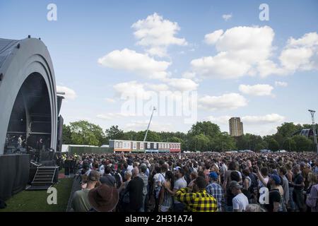 Gesamtansicht der North Stage als Warpaint live am 9. Tag des All Points East Festivals 2018 im Victoria Park, London auftreten. Bilddatum: Samstag, 2. Juni 2018. Bildnachweis sollte lauten: David Jensen/EMPICS Entertainment Stockfoto