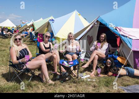 Festivalbesucher entspannen sich auf dem Campingplatz Pink Moon während des Isle of Wight Festivals im Seaclose Park, Newport. Bilddatum: Freitag, 22nd. Juni 2018. Bildnachweis sollte lauten: David Jensen/EMPICS Entertainment Stockfoto