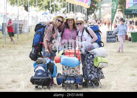 Festivalbesucher kommen vor Ort zum Isle of Wight Festival im Seaclose Park, Newport. Bilddatum: Freitag, 22nd. Juni 2018. Bildnachweis sollte lauten: David Jensen/EMPICS Entertainment Stockfoto