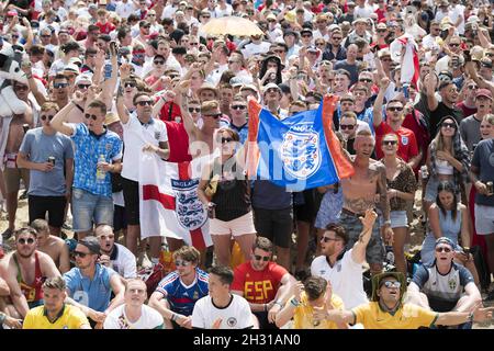 England Supporters und Festival-Besucher beobachten England gegen Panama bei der WM 2018 auf dem Isle of Wight Festival im Seaclose Park, Newport. Bilddatum: Sonntag, 24. Juni 2018. Bildnachweis sollte lauten: David Jensen/EMPICS Entertainment Stockfoto