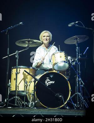 Mary Berry spielt auf der Bühne mit Rick Astley im Camp Beestival 2018, Lulworth Castle, Wareham. Bilddatum: Freitag, 27th. Juli 2018. Bildnachweis sollte lauten: David Jensen/EMPICS Entertainment Stockfoto