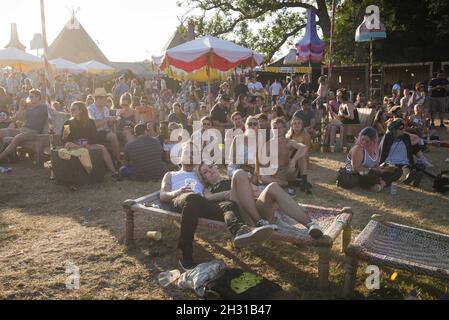 Festivalbesucher entspannen sich im VIP Castle Bühnenbereich während des Festivals 2018 im Lulworth Castle - Wareham. Bilddatum: Samstag, 4. August 2018. Bildnachweis sollte lauten: David Jensen/EMPICS Entertainment Stockfoto