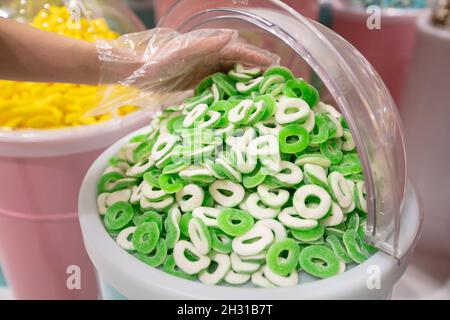 Gelee-Bonbons in Behältern in einem Geschäft. Große Auswahl an Süßigkeiten in verschiedenen Farben. Verkauf von Süßigkeiten. Stockfoto