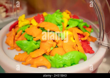 Gelee-Bonbons in Behältern in einem Geschäft. Große Auswahl an Süßigkeiten in verschiedenen Farben. Verkauf von Süßigkeiten. Stockfoto