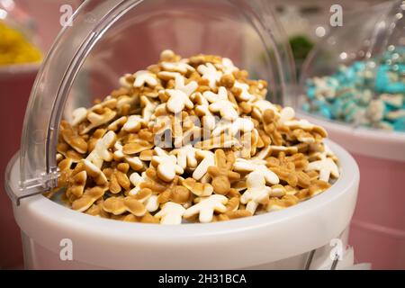 Gelee-Bonbons in Behältern in einem Geschäft. Große Auswahl an Süßigkeiten in verschiedenen Farben. Verkauf von Süßigkeiten. Stockfoto