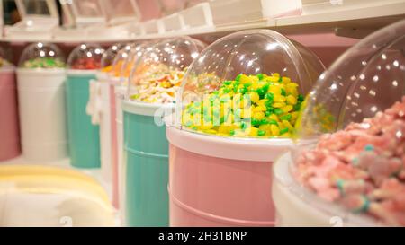 Gelee-Bonbons in Behältern in einem Geschäft. Große Auswahl an Süßigkeiten in verschiedenen Farben. Verkauf von Süßigkeiten. Stockfoto