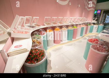 Gelee-Bonbons in Behältern in einem Geschäft. Große Auswahl an Süßigkeiten in verschiedenen Farben. Verkauf von Süßigkeiten. Stockfoto