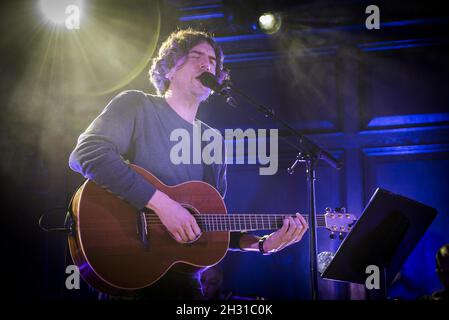 Gary Lightbody von Snow Patrol tritt während der Live-Performance von Snow Patrol bei Absolute Radio in der Porchester Hall, London, auf der Bühne auf. Bilddatum: Montag, 19. November 2018. Bildnachweis sollte lauten: David Jensen/EMPICS Entertainment Stockfoto