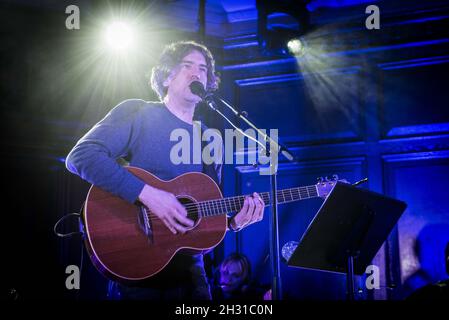 Gary Lightbody von Snow Patrol tritt während der Live-Performance von Snow Patrol bei Absolute Radio in der Porchester Hall, London, auf der Bühne auf. Bilddatum: Montag, 19. November 2018. Bildnachweis sollte lauten: David Jensen/EMPICS Entertainment Stockfoto