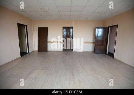 Leeres Zimmer mit beigefarbenen Wänden. Stockfoto