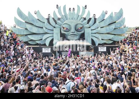 Ausländische Bettler treten am 2. Tag von Glastonbury 2019, Worthy Farm, Pilton, Somerset im Tempel auf. Bilddatum: Donnerstag, 27. Juni 2019. Bildnachweis sollte lauten: David Jensen/EmpicsEntertainment Stockfoto