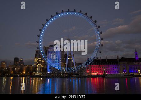 London Eye ist blau beleuchtet in Anerkennung und Anerkennung des NHS, Southbank, London. Bilddatum: Donnerstag, 2. April 2018. Bildnachweis sollte lauten: David Jensen/ EMPICS Entertainment Stockfoto