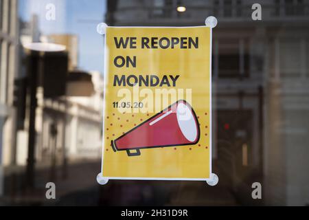 Wir öffnen das Schild am Montag wieder, das in einem Pret A Manger-Fenster, Regent's Street, London, angezeigt wird. Bilddatum: Freitag, 8. Mai 2020. Bildnachweis sollte lauten: David Jensen/EMPICS Entertainment Stockfoto