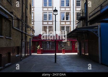 Ein leerer St. Martins Court während des Coronavirus-Ausbruchs, Leicester Square, London. Bilddatum: Samstag, 9. Mai 2020. Bildnachweis sollte lauten: David Jensen/EMPICS Entertainment Stockfoto