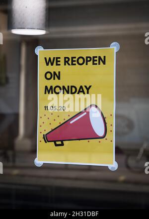 Wir öffnen am Montag im Fenster einer Pret A Krippe während des Coronavirus-Ausbruchs, Regents Street, London wieder. Bilddatum: Samstag, 9. Mai 2020. Bildnachweis sollte lauten: David Jensen/EMPICS Entertainment Stockfoto