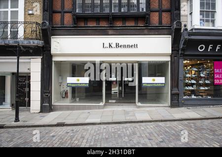 L K Bennett Shop ist leer und zeigt Anzeichen, die das Unternehmen von den Auswirkungen des Coronavirus-Ausbruchs, Guildford High Street, Surrey, zu kämpfen hat. Bilddatum: Mittwoch, 13. Mai 2020. Bildnachweis sollte lauten: David Jensen/EMPICS Entertainment Stockfoto