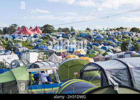 Zelte säumen den Hügel auf dem Hauptcampingplatz am 1. Tag des Camp Beestival 2021, Lulworth Castle, Dorset. Bilddatum: Freitag, 30. Juli 2021. Bildnachweis sollte lauten: David Jensen/EMPICS Entertainment Stockfoto