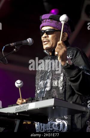 Roy Ayers auf der Bühne des Camp Beestival Musikfestivals im Lulworth Castle in Dorset, Großbritannien Stockfoto