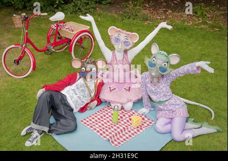 Angelina Ballerina, AJ the Hip Hop Mouse und Miss Mimi nehmen sich von ihren Auftritten im Holland Park Opera eine Auszeit, um ein Picknick zu machen. Stockfoto