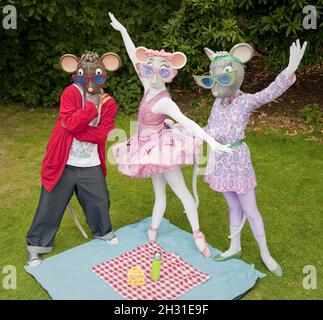 Angelina Ballerina, AJ the Hip Hop Mouse und Miss Mimi nehmen sich von ihren Auftritten im Holland Park Opera eine Auszeit, um ein Picknick zu machen. Stockfoto