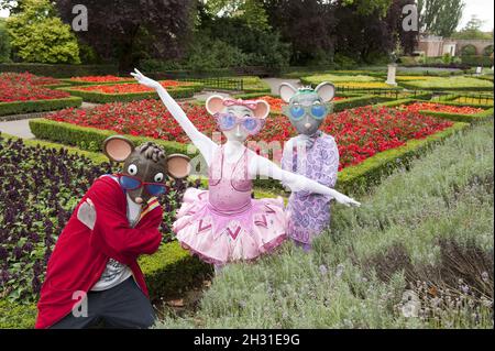 Angelina Ballerina, AJ the Hip Hop Mouse und Miss Mimi nehmen sich von ihren Auftritten im Holland Park Opera eine Auszeit, um ein Picknick zu machen. Stockfoto