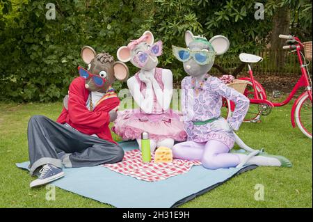 Angelina Ballerina, AJ the Hip Hop Mouse und Miss Mimi nehmen sich von ihren Auftritten im Holland Park Opera eine Auszeit, um ein Picknick zu machen. Stockfoto