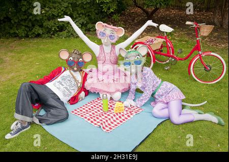 Angelina Ballerina, AJ the Hip Hop Mouse und Miss Mimi nehmen sich von ihren Auftritten im Holland Park Opera eine Auszeit, um ein Picknick zu machen. Stockfoto