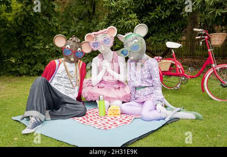 Angelina Ballerina, AJ the Hip Hop Mouse und Miss Mimi nehmen sich von ihren Auftritten im Holland Park Opera eine Auszeit, um ein Picknick zu machen. Stockfoto