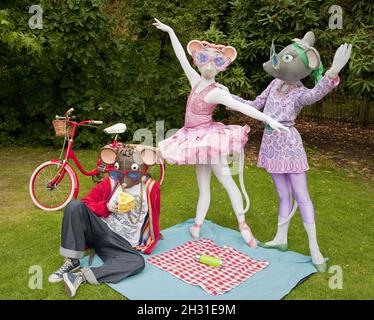 Angelina Ballerina, AJ the Hip Hop Mouse und Miss Mimi nehmen sich von ihren Auftritten im Holland Park Opera eine Auszeit, um ein Picknick zu machen. Stockfoto