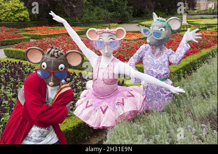 Angelina Ballerina, AJ the Hip Hop Mouse und Miss Mimi nehmen sich von ihren Auftritten im Holland Park Opera eine Auszeit, um ein Picknick zu machen. Stockfoto