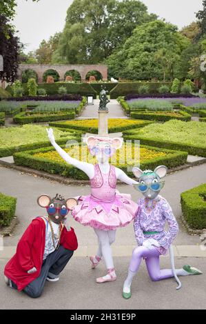 Angelina Ballerina, AJ the Hip Hop Mouse und Miss Mimi nehmen sich von ihren Auftritten im Holland Park Opera eine Auszeit, um ein Picknick zu machen. Stockfoto