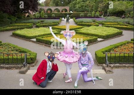 Angelina Ballerina, AJ the Hip Hop Mouse und Miss Mimi nehmen sich von ihren Auftritten im Holland Park Opera eine Auszeit, um ein Picknick zu machen. Stockfoto