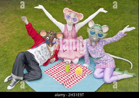 Angelina Ballerina, AJ the Hip Hop Mouse und Miss Mimi nehmen sich von ihren Auftritten im Holland Park Opera eine Auszeit, um ein Picknick zu machen. Stockfoto