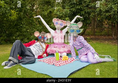 Angelina Ballerina, AJ the Hip Hop Mouse und Miss Mimi nehmen sich von ihren Auftritten im Holland Park Opera eine Auszeit, um ein Picknick zu machen. Stockfoto