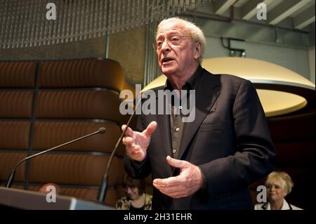 Sir Michael Caine spricht bei der £20 Million Opening of the Gallerien of Modern London im Museum of London, London, 27. Mai 2010. Stockfoto