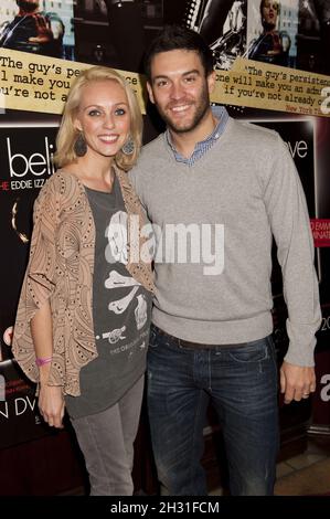 Camilla Dallerup und Kevin Sacre kommen zur DVD-Veröffentlichung von „Believe - The Eddie Izzard Story“ am 18. November 2010 im Cineworld Haymarket, London. Stockfoto