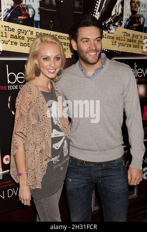 Camilla Dallerup und Kevin Sacre kommen zur DVD-Veröffentlichung von „Believe - The Eddie Izzard Story“ am 18. November 2010 im Cineworld Haymarket, London. Stockfoto