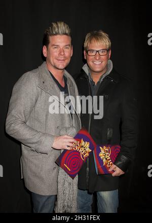 Phil Turner und Gary Cockerill kommen im „La Soiree“ mit den Stars von „La Clique“ am South Bank Big Top, London, am 30. November 2010 an. Stockfoto