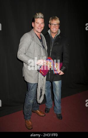 Phil Turner und Gary Cockerill kommen im „La Soiree“ mit den Stars von „La Clique“ am South Bank Big Top, London, am 30. November 2010 an. Stockfoto