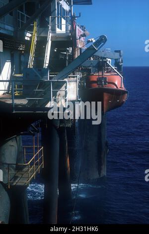 Rettungsboot und Plattformbeine, Offshore-Semi-Tauchboot-Bohrgerät SEDCO 700, Bohrloch in der Keltischen See im Jahr 1987, vor der Küste von Cork, Republik Irland Stockfoto