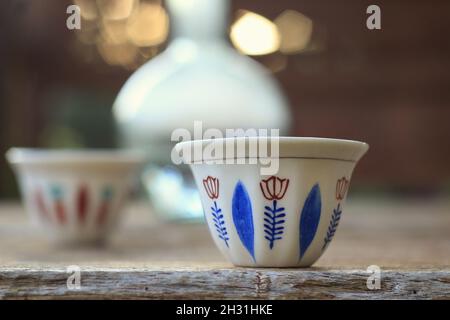 Eine traditionelle libanesische Chaffeh Kaffeetasse mit einem Ebrik im Hintergrund. Stockfoto