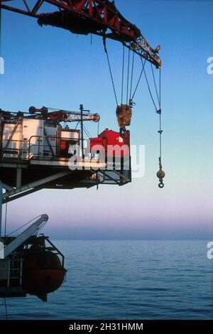 Kran, SEDCO 700, Offshore-Semi-Tauchbohrgerät, Bohrloch in der Keltischen See im Jahr 1987, vor der Küste von Cork, Republik Irland. Europa Stockfoto