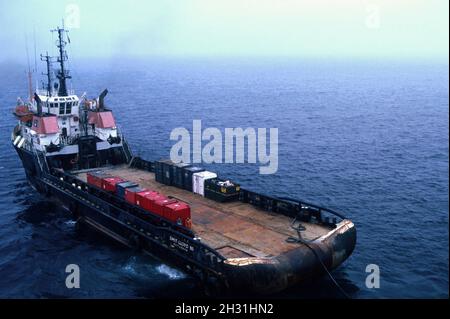 Versorgungsschiff, Offshore-Semi-Tauchboot-Bohrgerät SEDCO 700, Bohrloch in der Keltischen See im Jahr 1987, vor der Küste von Cork, Republik Irland. Europa Stockfoto