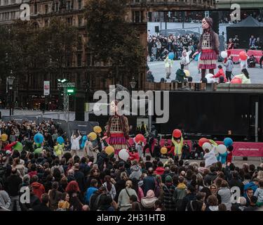 The Walk – Unterstützung für Flüchtlinge wurde in Form einer riesigen Marionette namens „Little Amal“ am Trafalgar Square zum Leben erweckt. Stockfoto