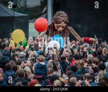 The Walk – Unterstützung für Flüchtlinge wurde in Form einer riesigen Marionette namens „Little Amal“ am Trafalgar Square zum Leben erweckt. Stockfoto