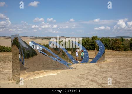 Skulptur in der Nähe der Cappella della Madonna di Vitaleta, Toskana, Italien Stockfoto