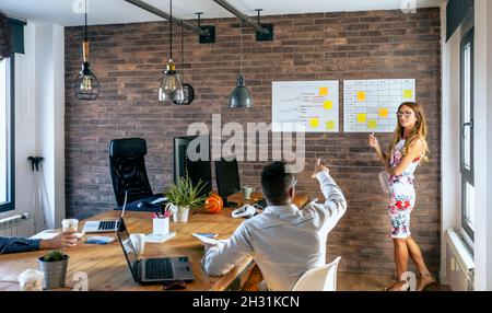 Weibliche Führungskraft, die in einem Arbeitsgespräch Fragen beantwortet Stockfoto