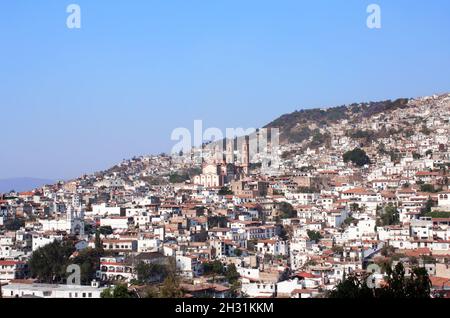 Luftaufnahme der Stadt Taxco de Alarcon und der Pfarrkirche Santa Prisca, Bundesstaat Guerrero, Mexiko Stockfoto